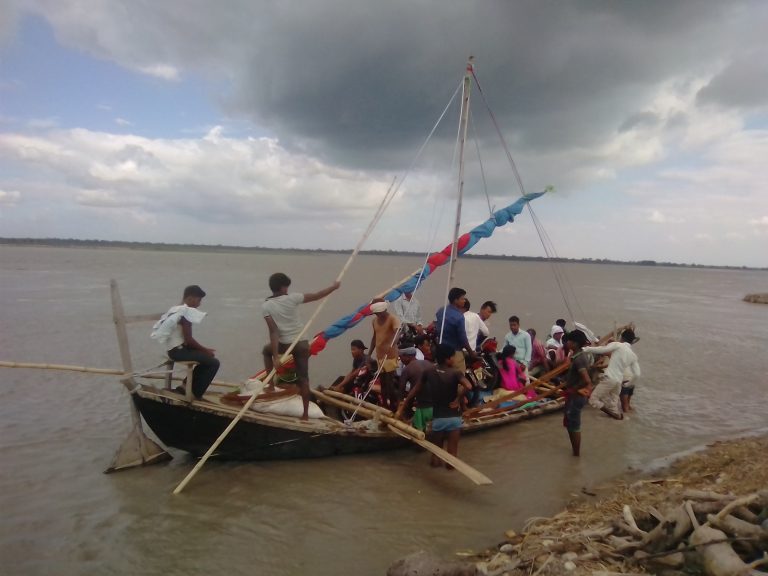 दैनिक उपभोग्य सामग्री खरिदका लागि डुङ्गाको जोखिमपूर्ण यात्रा ।