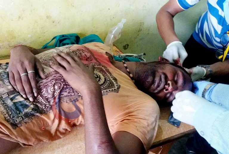 सिरहामा कांग्रेस कार्यकर्ताबीच खुकुरी हानाहान, १० जना घाइते