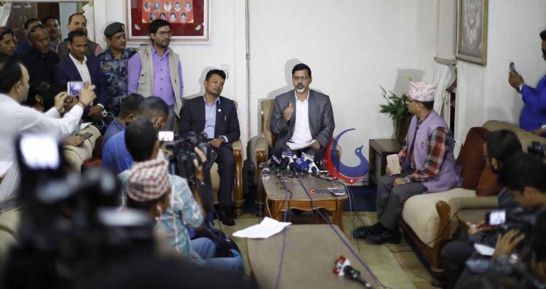 निर्वाचन सर्ने सूचना पाएपछि सरकारबाट बाहिरिने माओवादी निर्णय स्थगित