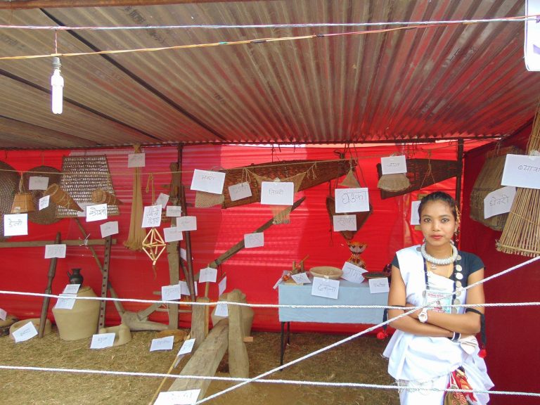 पाँचौ खिचरा महोत्सवमा थारु साँस्कृतिक घरेलु हस्तकला सामग्री निर्माण प्रतियोगिता