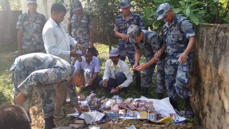 सशस्त्र प्रहरीद्वारा ७१ हजार बराबरको विस्फाेटकजन्य पटाखा फेला