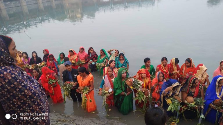 उदाउदै गरेकाे सुर्यलाइ अर्घ दिई छठ पर्व सम्पन्न