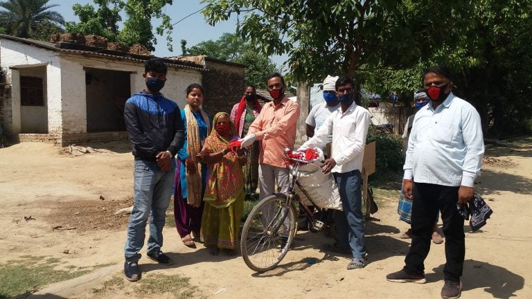 सरावल ४ द्वारा सम्पुर्ण टाेलमा मास्क र साबुन वितरण