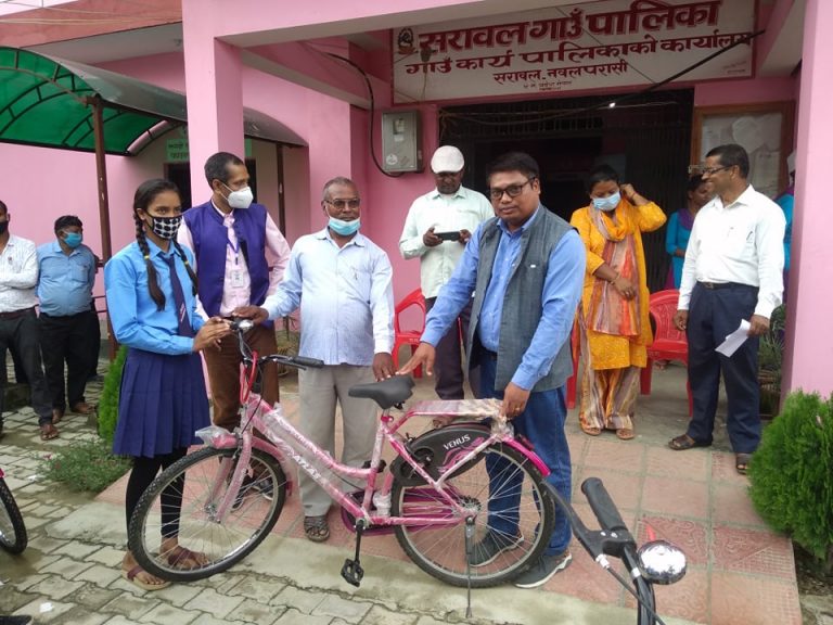 जेहेन्दार छात्र–छात्रालाई साइकल हस्तान्तरण