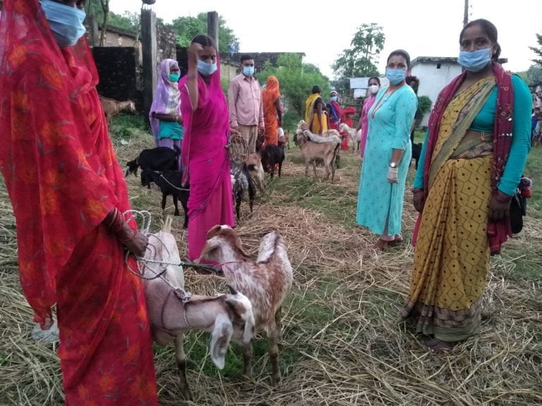 अति बिपन्न परिवारलाई जिविकोपार्जन तथा ब्यावसायमुखी बनाउन विभिन्न सामग्री सहयोग