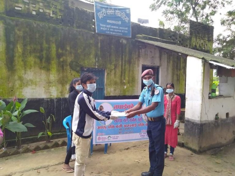 सरावलमा ‘तपाईंको मास्क खै ?’ अभियान अन्तर्गत ४ सय मास्क बितरण