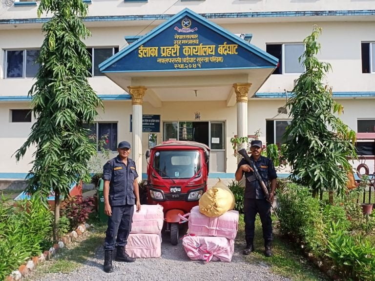 कर छलेकाे पाँच लाखको कपडा अटोरिक्साबाट नियन्त्रण