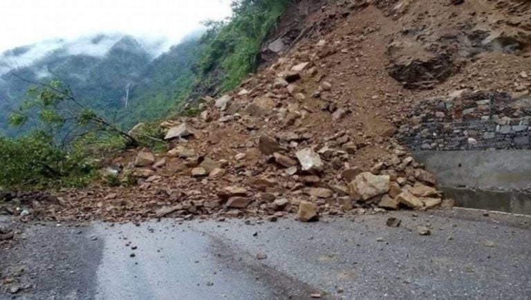 पहिरोमा पुरिएर ३ जनाको मृत्यु तथा सडक अवरोध