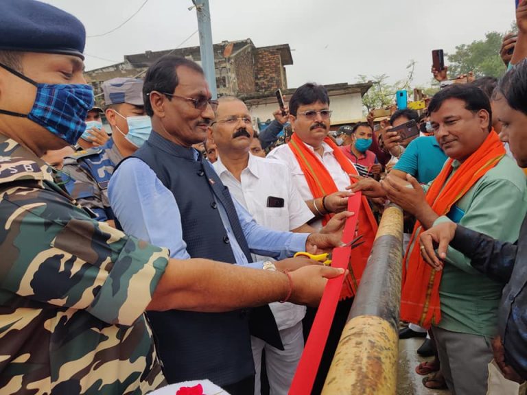 ककरहवा सीमानाका खुल्याे, दुबै देशका नागरिकहरूले बाँडे मिठाइ