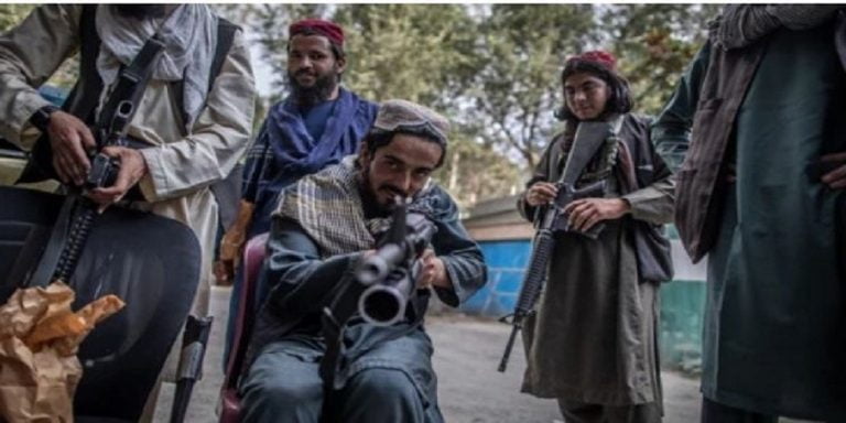 अमेरिकाले त्यागेका हतियार बेच्दै अफगानका बन्दुक व्यापारी