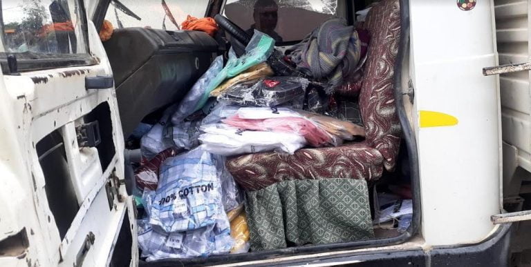 चालक सहित १२ लाख बढीकाे अवैध मालसामान नियन्त्रणमा 