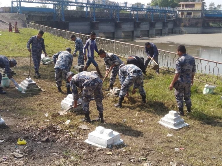 सशस्त्र प्रहरीद्वारा छठघाट सरसफाई