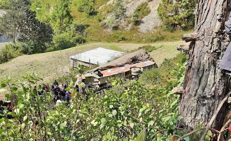 सल्यान बस दुर्घटना : १२ जनाको ज्यान गयाे, १० को सनाखत
