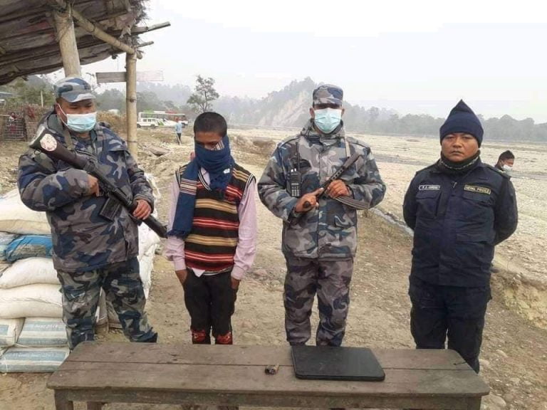 चोरीमा संलग्न एक जना पक्राउ