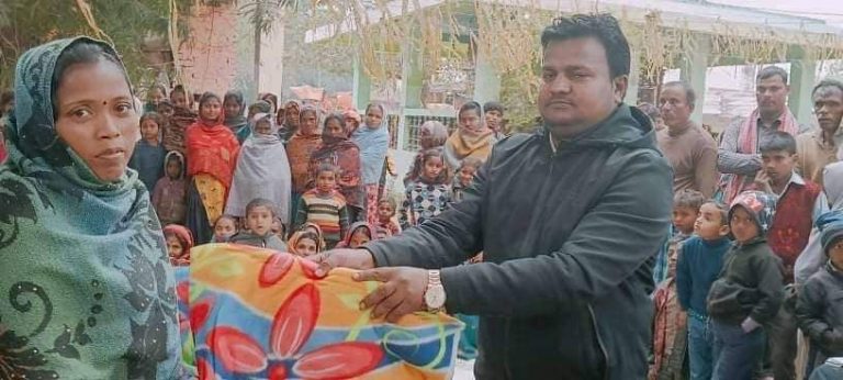 वडा अध्यक्ष आलम द्वारा विपन्न परिवारलाई कम्बल वितरण