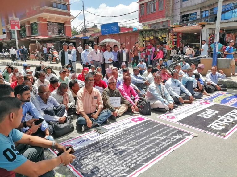 विद्यालय कर्मचारीकाे आन्दोलन किन ?
