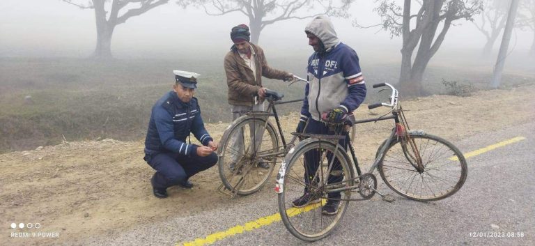 दुर्घटना रोक्न साईकलमा टल्किने स्टिकर