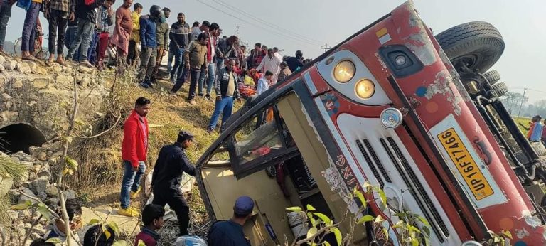 त्रिवेणीधाम मेलामा भारतीय बस दुर्घटना ग्रस्त, यात्रु घाइते, सकुशल उद्धार