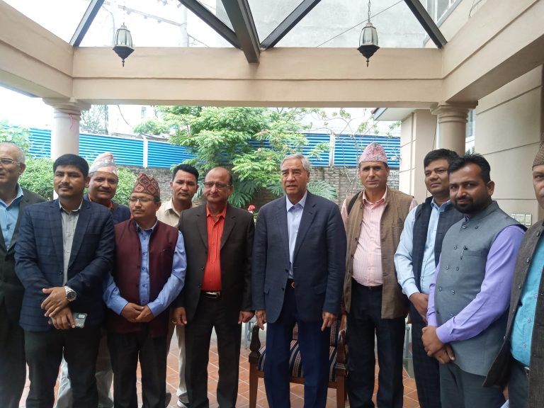 विद्यालय कर्मचारीलाई प्रधानमन्त्रीले भने– बजेट संशोधन गरेर माग पूरा हुन्छन्