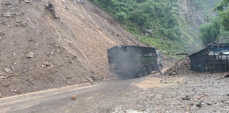 कालीखोलामा पहिरो: नारायणगढ–मुग्लिन सडकखण्ड अवरुद्ध