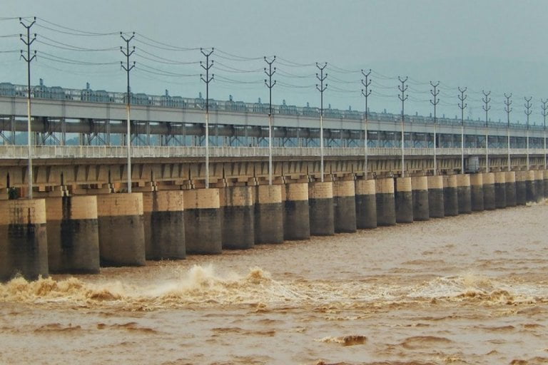 नारायणी नदीमा लगातार पानी बढ्दै, व्यारेजका सबै ढाेका खाेलिए