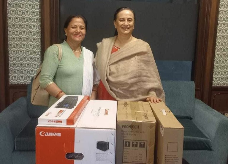 सारिका चौधरीद्वारा महिला संघलाई कम्यूटर र प्रिन्टर सहयोग