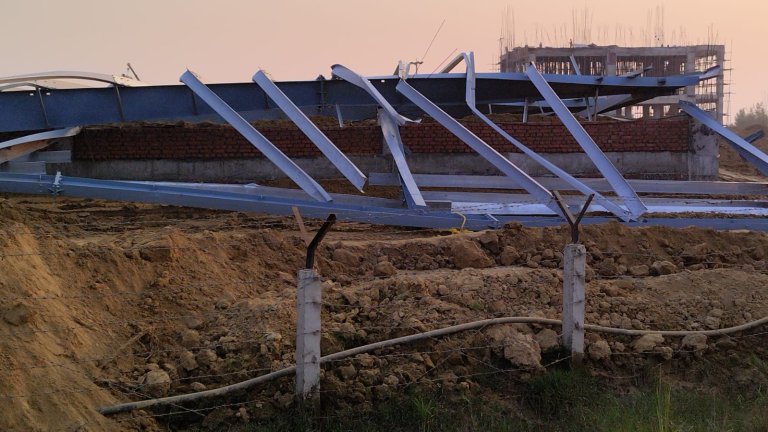 नवलपरासीको भटौलियामा निर्माणाधिन उद्योगको फलामे घर भत्किदा १० जना घाईते