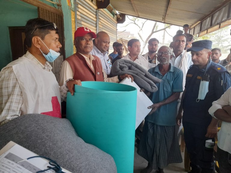 रेडक्रसद्वारा आगलागी पीडितमा राहत वितरण