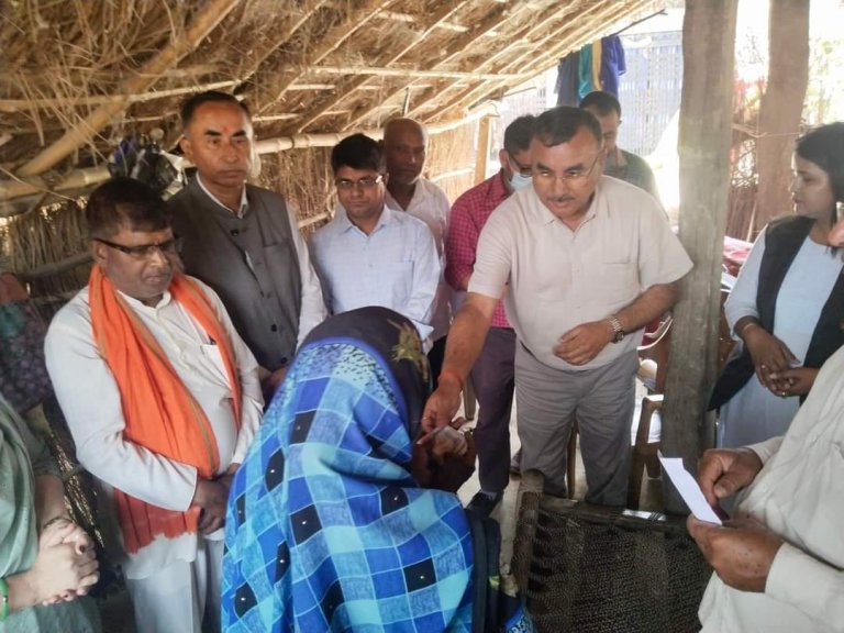 नेता कण्डेलद्वारा आगलागी प्रभावितलाइ राहत प्रदान