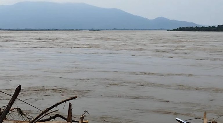 नारायणी नदीमा पानी फेरी बढ्दै, ३ लाखकाे सीमा नाघ्याे, पानी बढ्ने क्रम जारी…