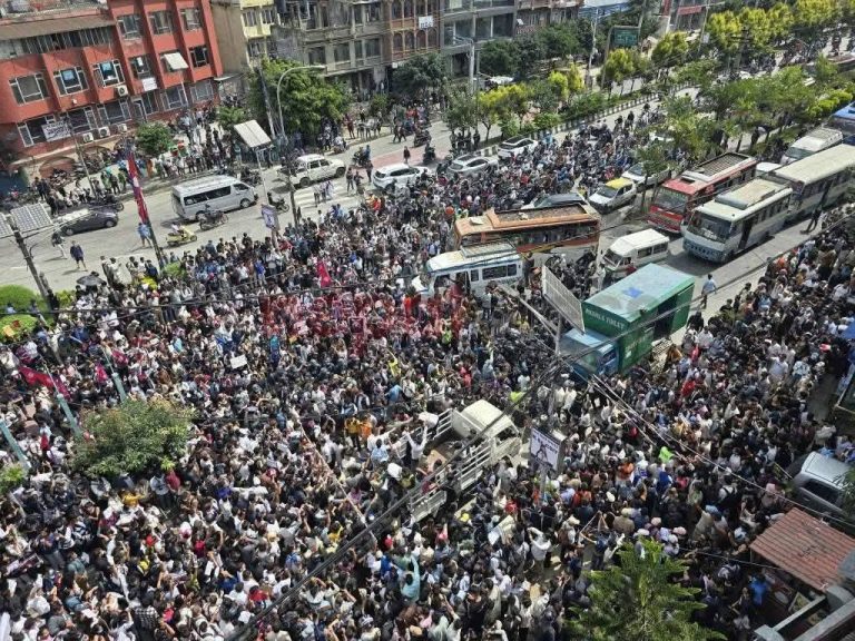 नेपाल यातायात व्यवसायी महासंघद्वारा अनिश्चितकालीन यातायात बन्दको घोषणा