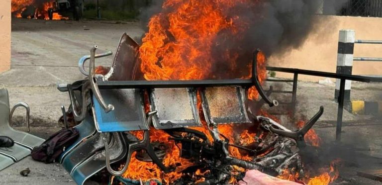 रौतहटमा प्रदर्शन तीव्र, चन्द्रपुर नगरपालिकामा आगजनी