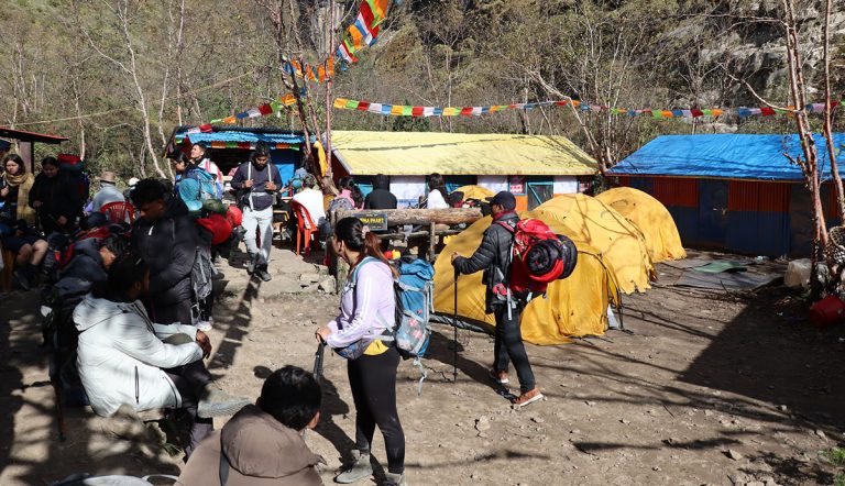 अन्नपूर्ण र मुस्ताङमा ‘पर्यटक सुनामी’: होटेलहरू ‘हाउसफुल’, ‘Gen Z’ को रोजाइमा हिमाली यात्रा, अब अग्रिम बुकिङबिना सम्भव छैन!