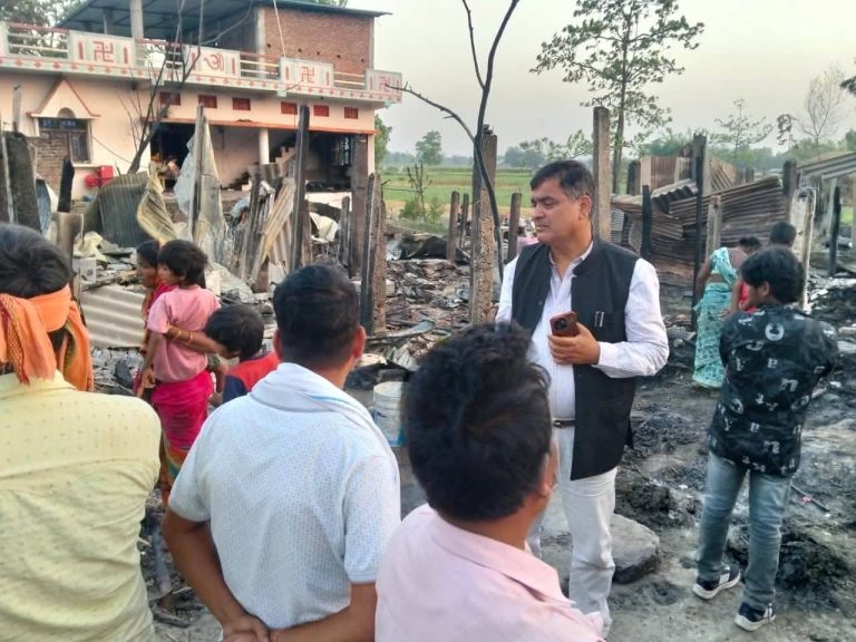 आगलागी पीडितलाई राहत दिन सांसद खनालको आग्रह, पालिकाले उपलब्ध गरायाे पहिलाे राहत